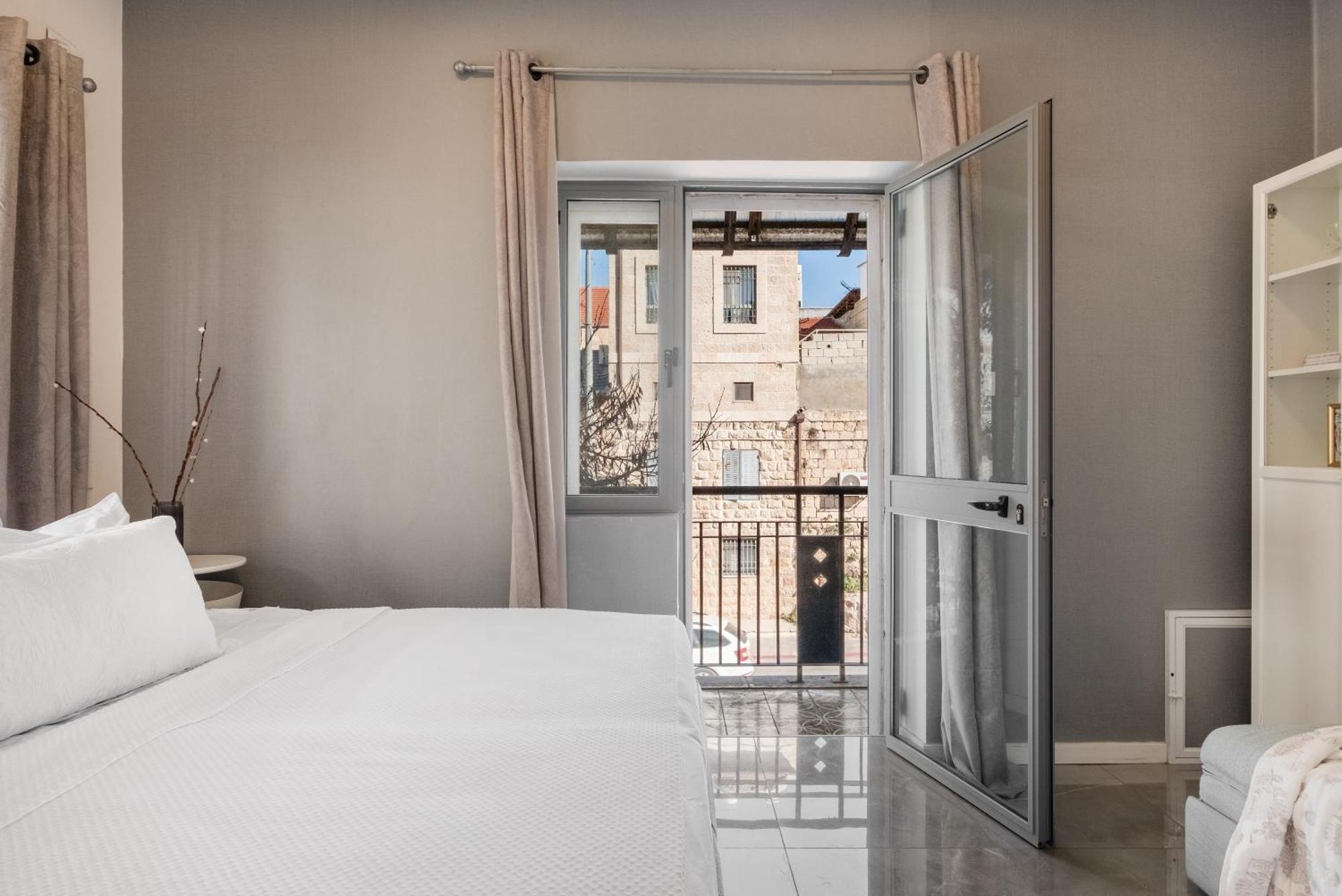 Dinning Room, Bedroom And Balcony Jerusalem Eksteriør bilde