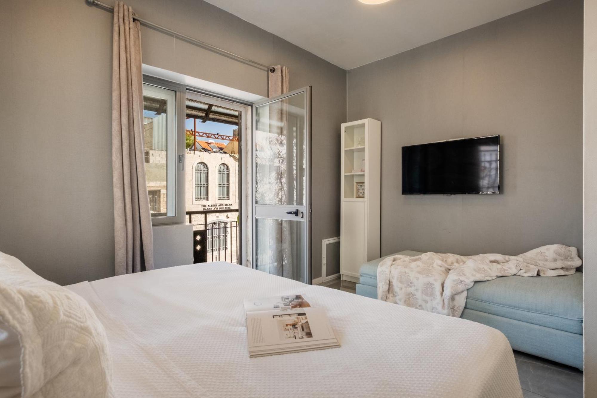 Dinning Room, Bedroom And Balcony Jerusalem Eksteriør bilde